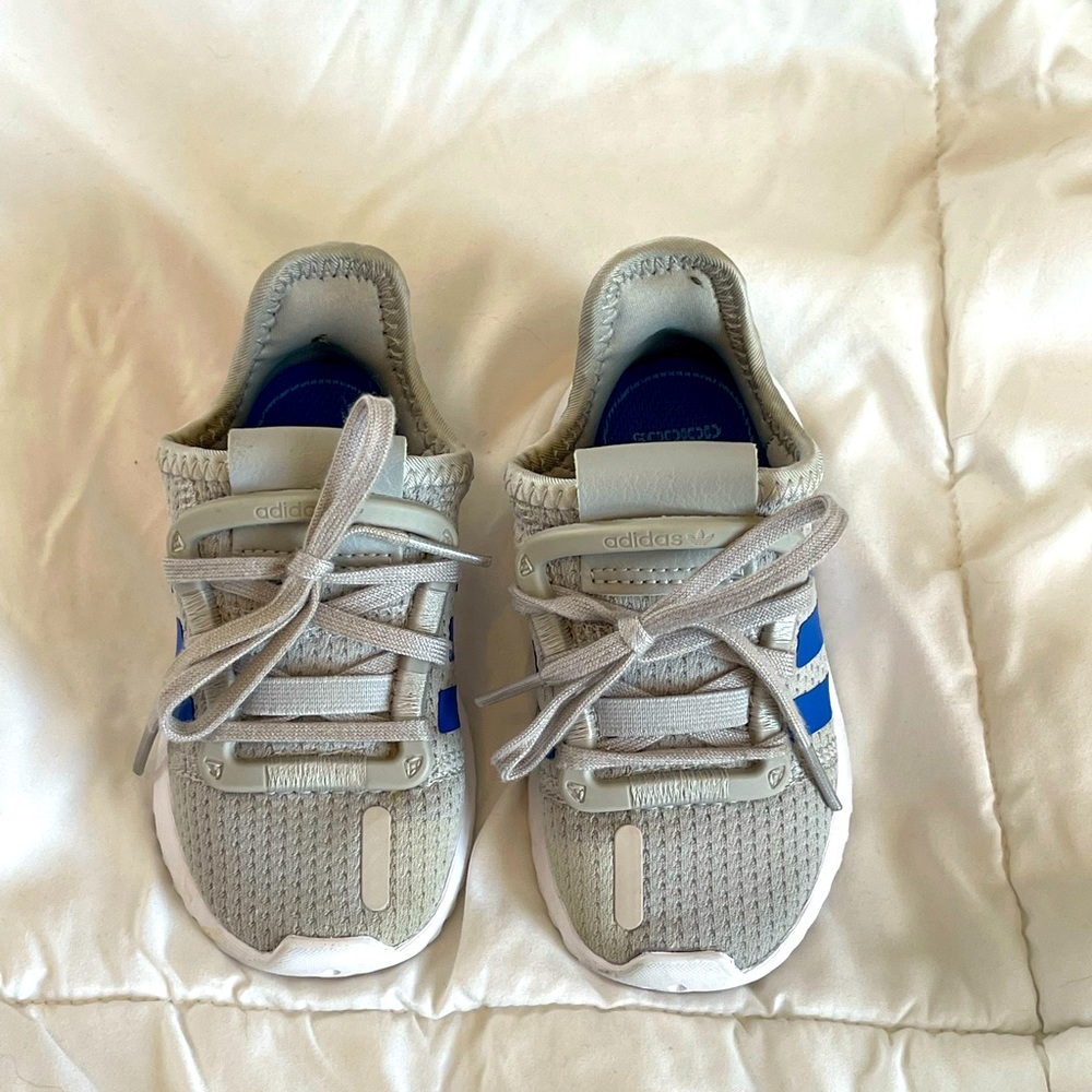Excellent Condition Adidas (baby/toddler) size 6K